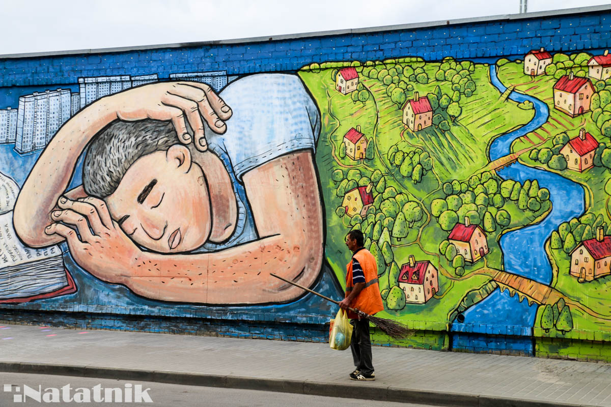 стрит-арт в Бресте, рисунок, стена, спящий человек, предок