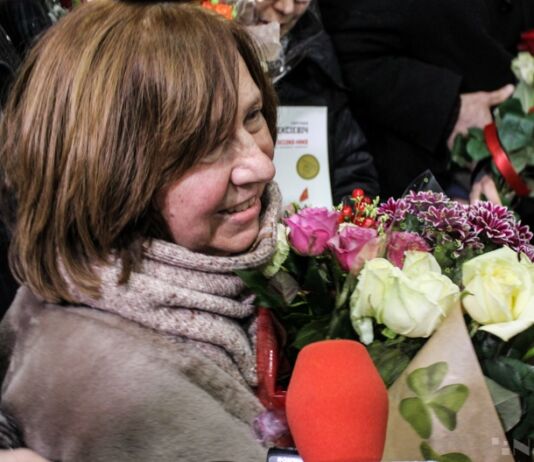 Светлану Алексиевич встретили криками «Дзякуй» Алексиевич, нобелевский лауреат, писательница