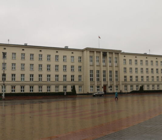 Перерыв на обед. Вежливая охрана облисполкома