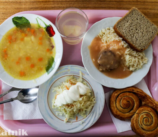 Перерыв на обед. Прохладная столовая Брестского колледжа связи обед, столовая, еда на подносе