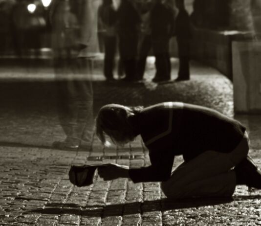 Один вопрос: Как вы относитесь к просящим милостыню? Один вопрос, милостыня