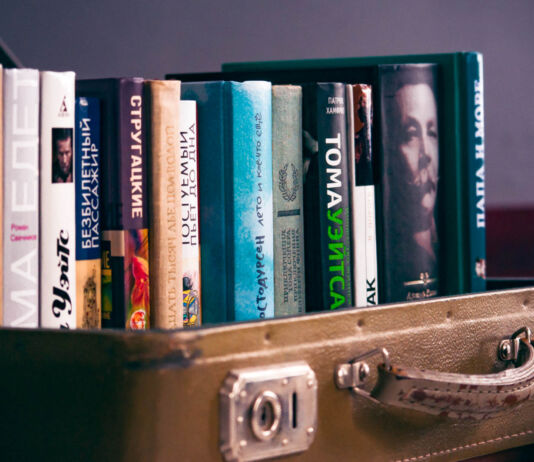 Книжный чемодан брестского музыканта книги, книги в чемодане