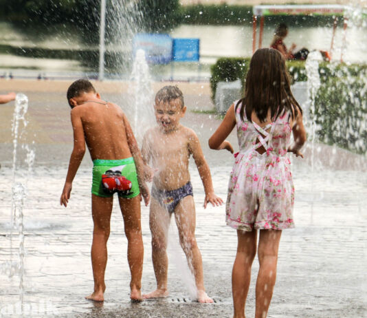 Как пережить жару. Советы от МЧС Лето, фонтан, дети
