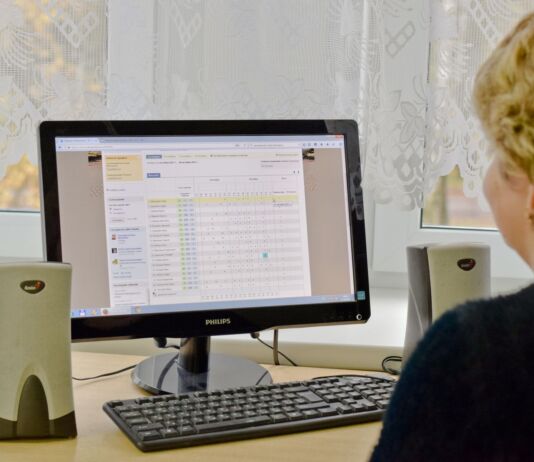 «Электронная» система: как живёт брестская школа с цифровыми оценками?