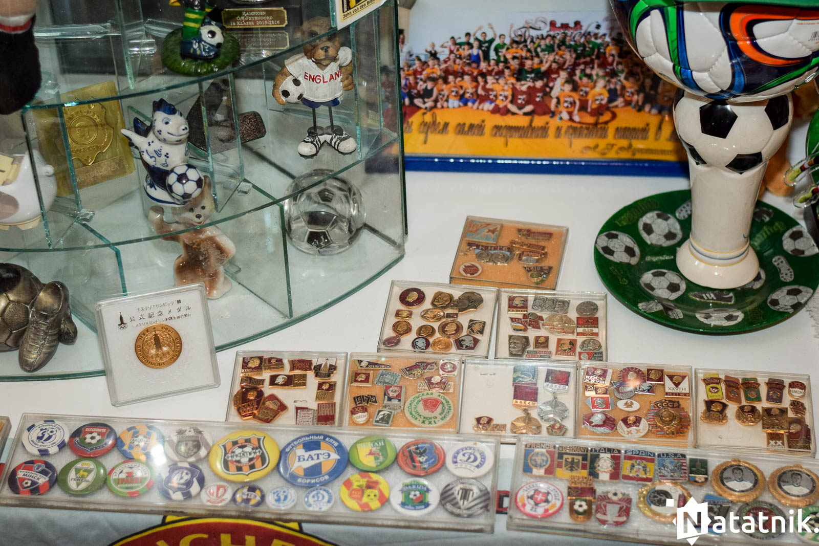 Альбомы, книги, значки