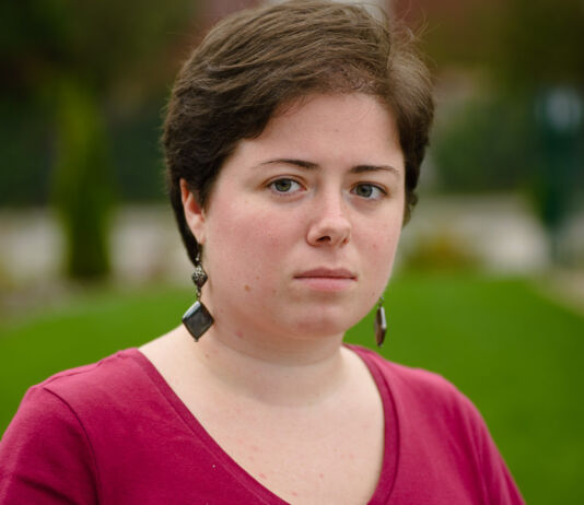 Как открытая книга. Пережившая насилие в детстве: «В любой день любого человека могут изнасиловать» Настя Захаревич Живая Библиотека