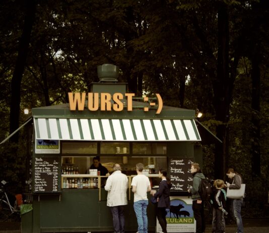 Как там жить. «Приезжала в Дрезден и просто смотрела на людей: живой театр»