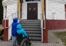 Церковь не ждёт? Как человеку в инвалидном кресле попасть в храм церковь безбарьерная среда пандус