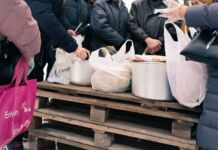 Очередь за миской еды. Как в Бресте кормят бездомных