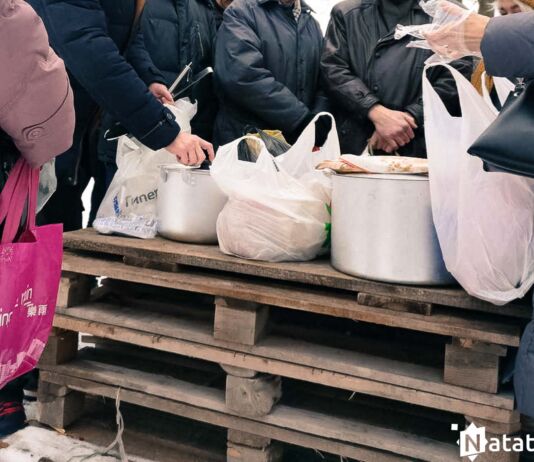 Очередь за миской еды. Как в Бресте кормят бездомных