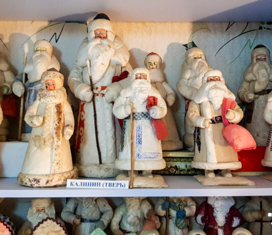 Музей не для всех. Где в Бресте увидеть 400 Дедов Морозов и Снегурочек? Музей Дедов морозов и снегурочек