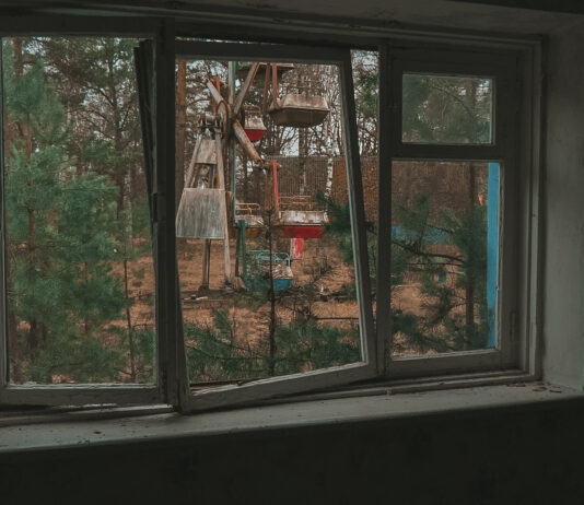 Ржавые карусели и «Здесь был Юра» на стенах: как выглядит заброшенный советский пионерлагерь в Малоритском районе Заброшенный лагерь Берёзка